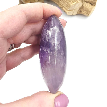 Sparkly Amethyst Palm Stone with rainbows – Calm, Intuition & Spiritual Awareness Crystal, 90g