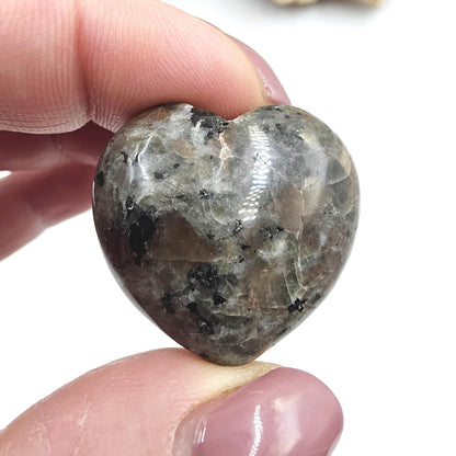 Yooperlite (UV Reactive) Crystal Heart – Transformation, Calm & Spiritual Awareness Crystal, 30mm