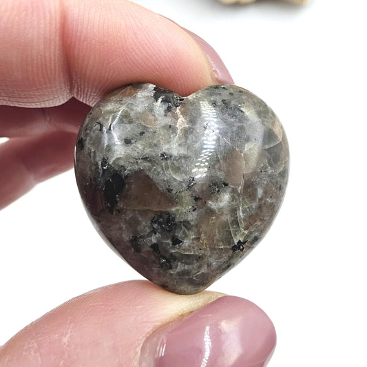 Yooperlite (UV Reactive) Crystal Heart – Transformation, Calm & Spiritual Awareness Crystal, 30mm