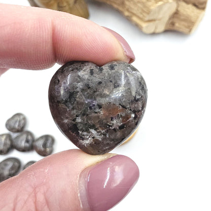 Yooperlite (UV Reactive) Crystal Heart – Transformation, Calm & Spiritual Awareness Crystal, 30mm