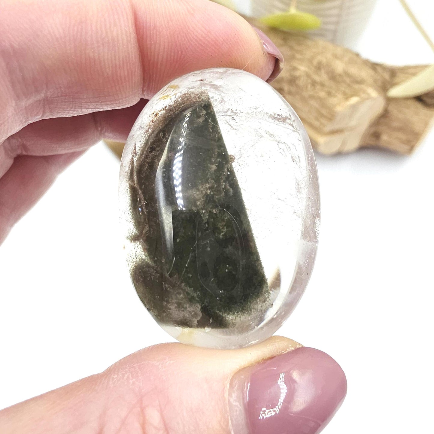 Little Garden Quartz (Lodolite) Palm Stone with rainbows – Manifestation, Clarity & Inner Journey Healing Crystal, 40g