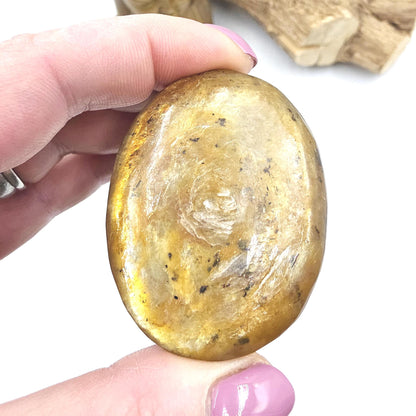 Golden Mica (Muscovite) Palm Stone – Confidence, Clarity & Emotional Strength Healing Crystal, 60g