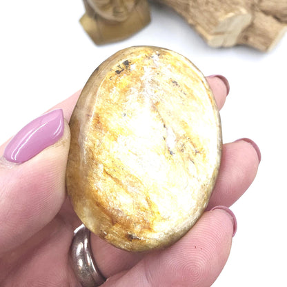 Golden Mica (Muscovite) Palm Stone – Confidence, Clarity & Emotional Strength Healing Crystal, 60g