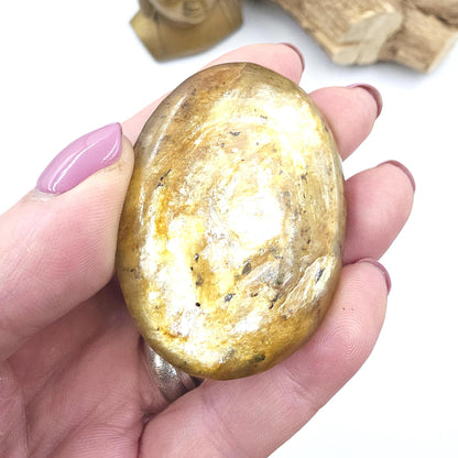 Golden Mica (Muscovite) Palm Stone – Confidence, Clarity & Emotional Strength Healing Crystal, 60g