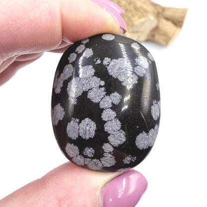 Little Snowflake Obsidian Palm Stone – Grounding, Protection & Emotional Balance Crystal, 40g