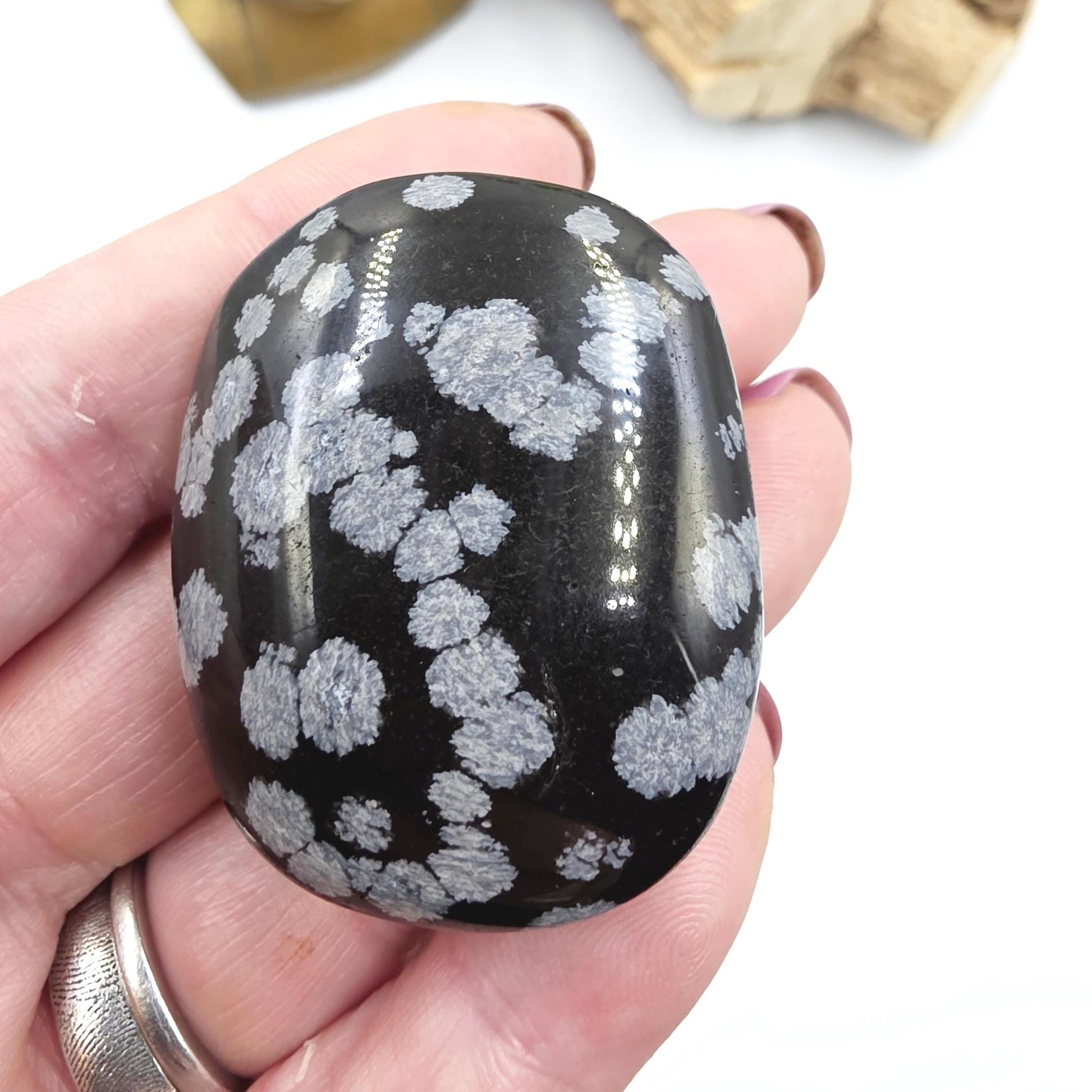 Little Snowflake Obsidian Palm Stone – Grounding, Protection & Emotional Balance Crystal, 40g