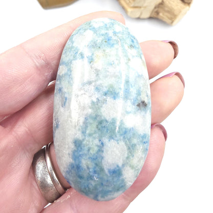 Hackmanite Palm Stone (UV Reactive) – Transformation, Calm & Colour-Changing Energy Crystal, 70g