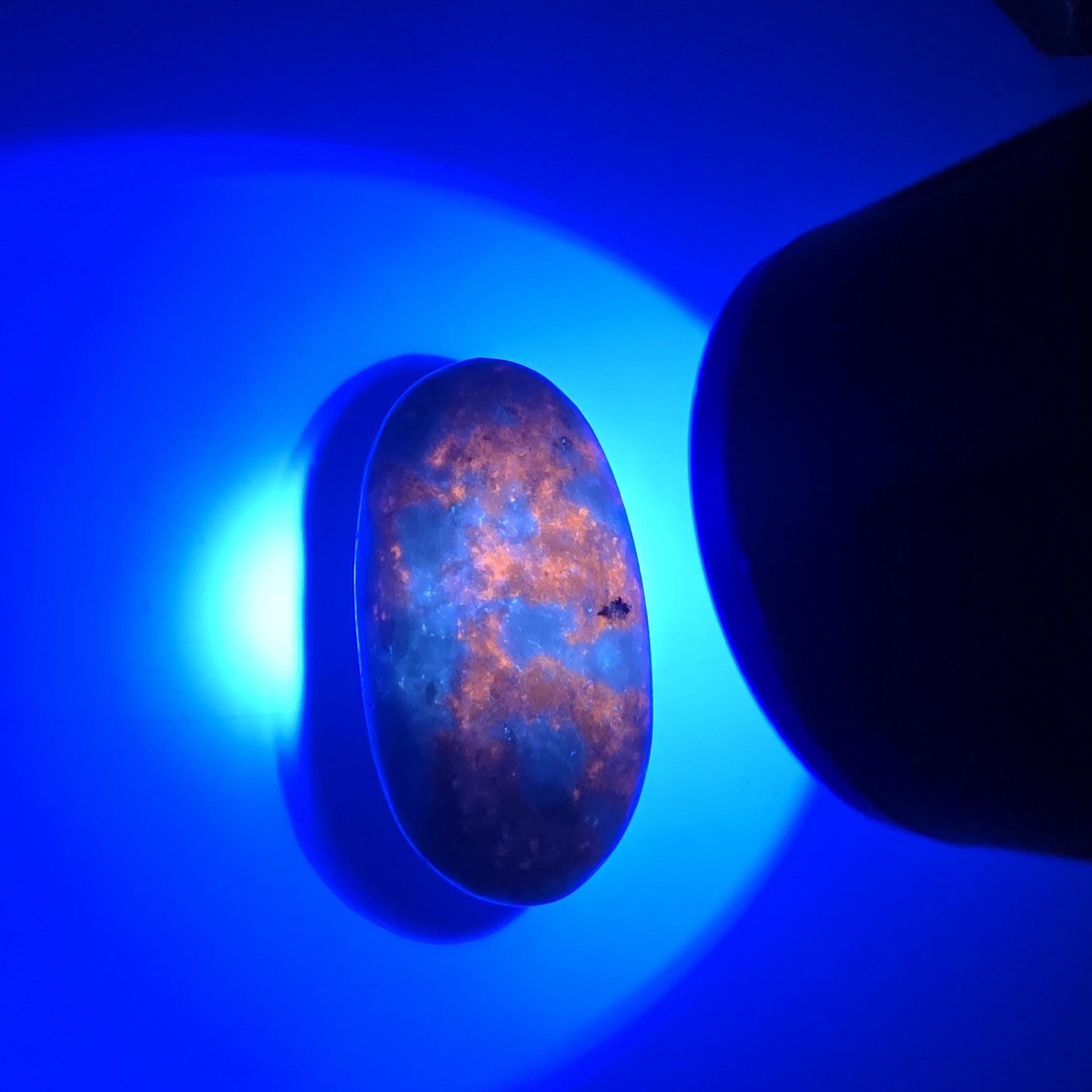 Hackmanite Palm Stone (UV Reactive) – Transformation, Calm & Colour-Changing Energy Crystal, 70g