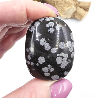 Little Snowflake Obsidian Palm Stone – Grounding, Protection & Emotional Balance Crystal, 40g