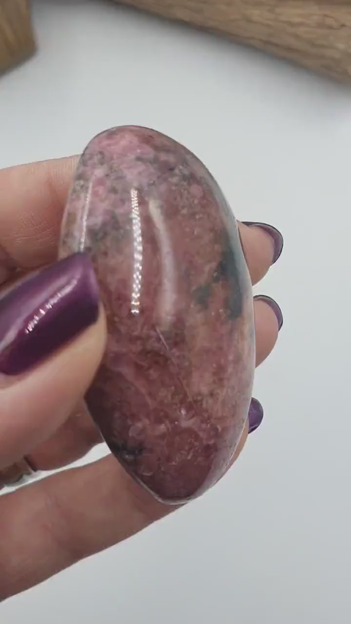 Rhodonite Palmstone / Rhodonite Palm / Meditation Palm - 105g
