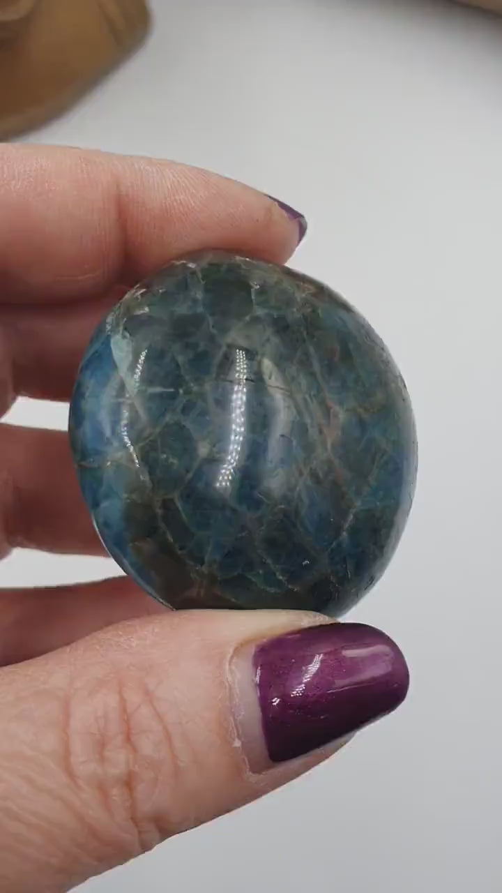 Flashy Blue Apatite Palm Stone / Blue Apatite Palmstone / Pocket Crystal / Meditation Palm - 95g
